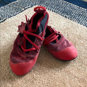 La Sportiva Kids red Climbing Shoes 1-1.5